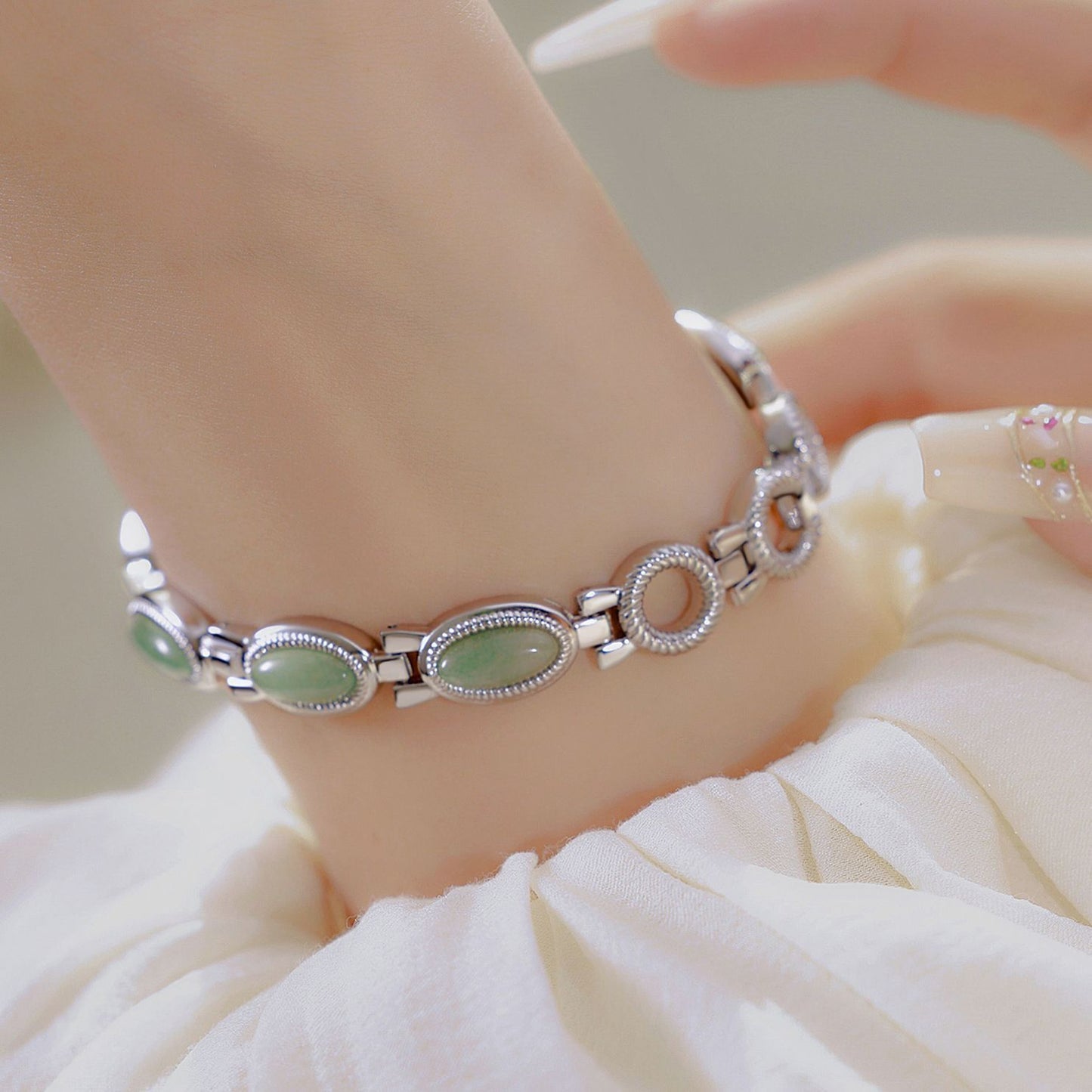 Elegant Women’s Quartz Bracelet Watch | Vintage Oval Design with Mineral Glass | Perfect for All Occasions